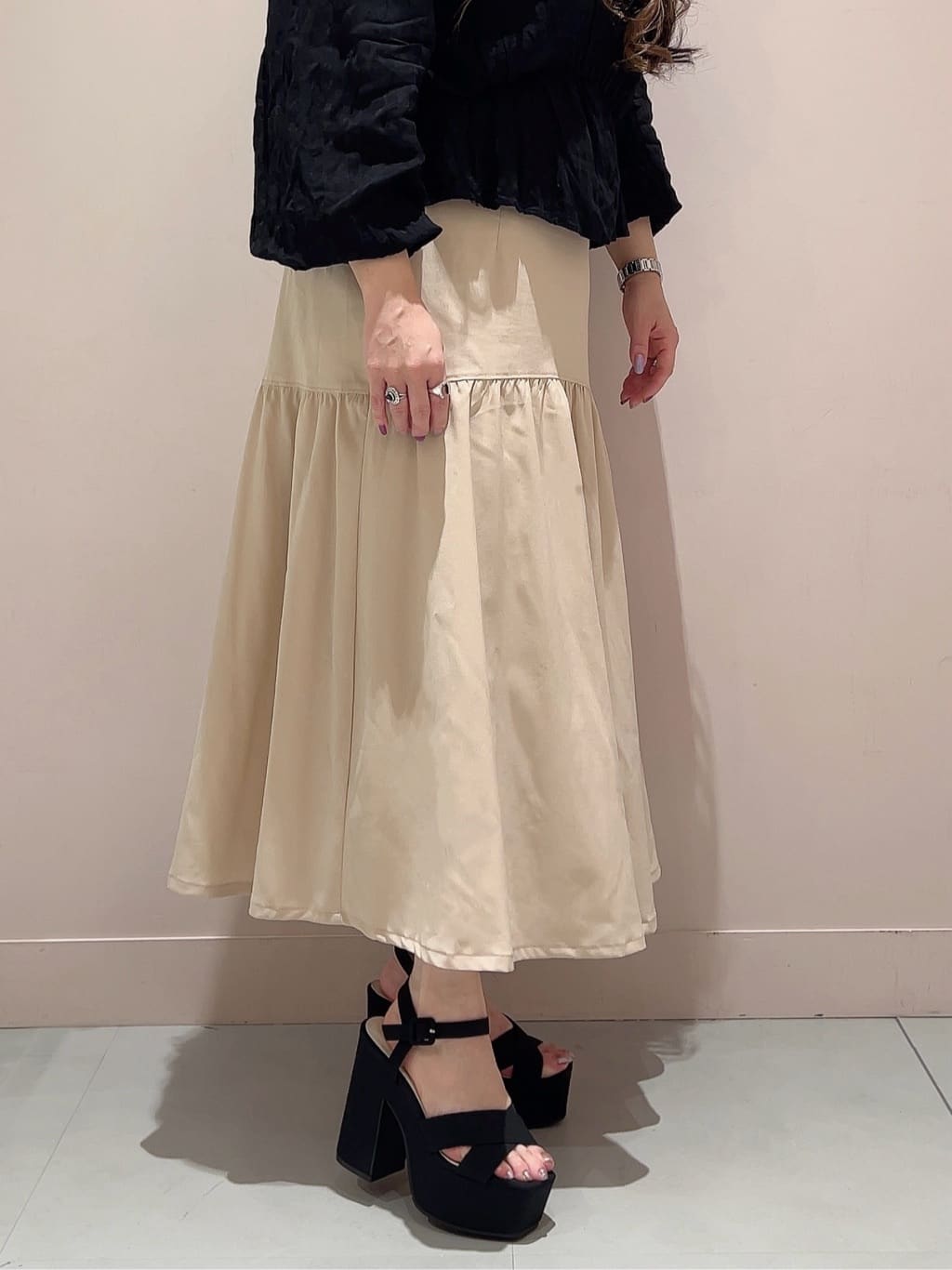 りえさんの「ESPERANZA｜◆【ラク盛り／サンダル】リピーター続出／脚長美脚　ラク盛り厚底サンダル　24年Ver」を使ったコーディネート