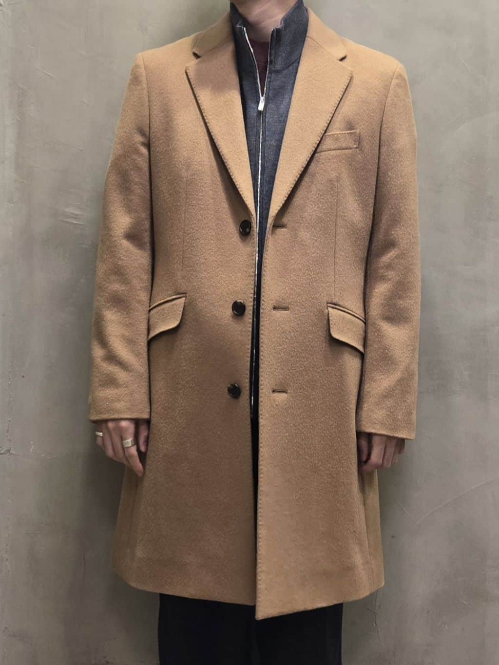 白木駆さんの「TAKEO KIKUCHI｜ウールカシミヤブレンド チェスターコート」を使ったコーディネート