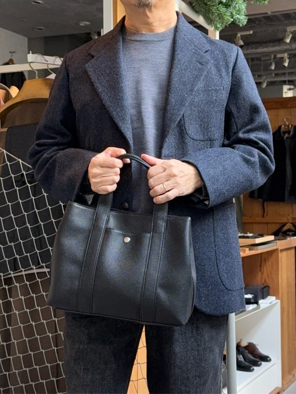 デザイナーTAKEman さんの「TAKEO KIKUCHI｜◆【便利なサイズ感】ドライビング　トートバッグ」を使ったコーディネート