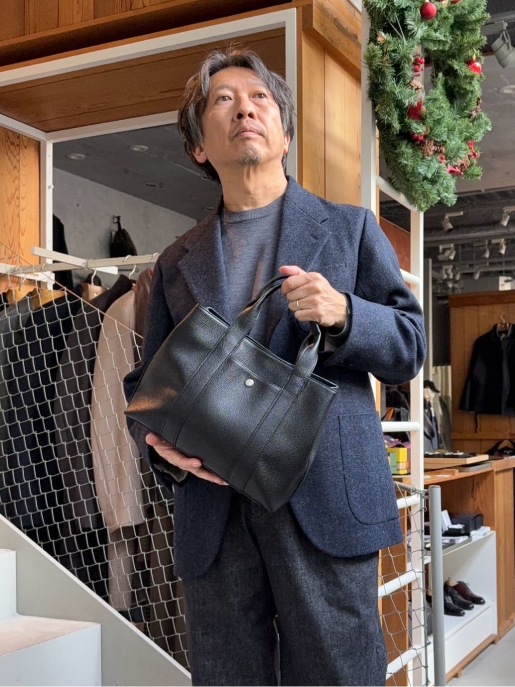 デザイナーTAKEman さんの「TAKEO KIKUCHI｜◆【便利なサイズ感】ドライビング　トートバッグ」を使ったコーディネート