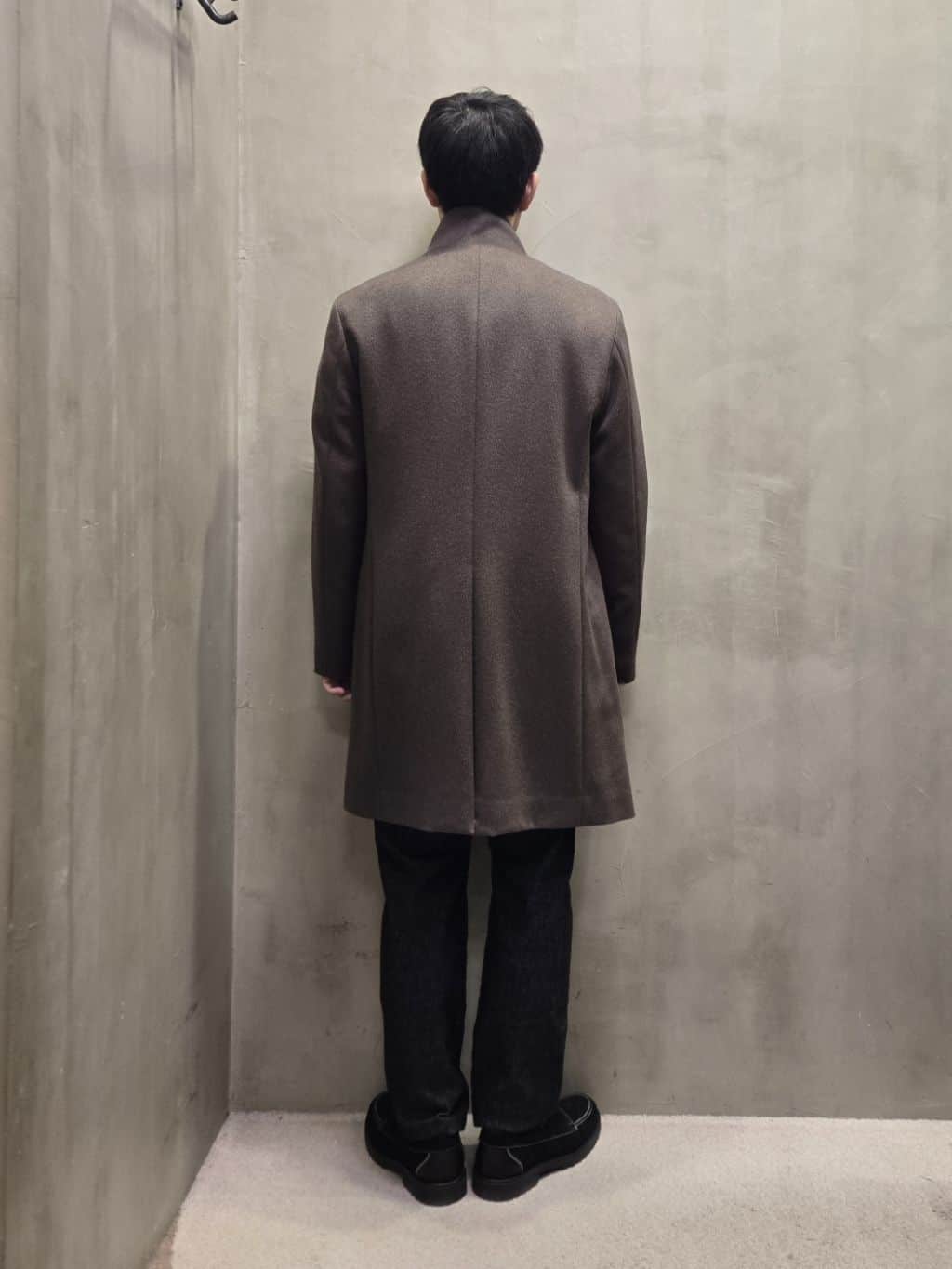 白木駆さんの「TAKEO KIKUCHI｜【ウールカシミヤブレンド】ビーバー調 スタンドカラー コート」を使ったコーディネート