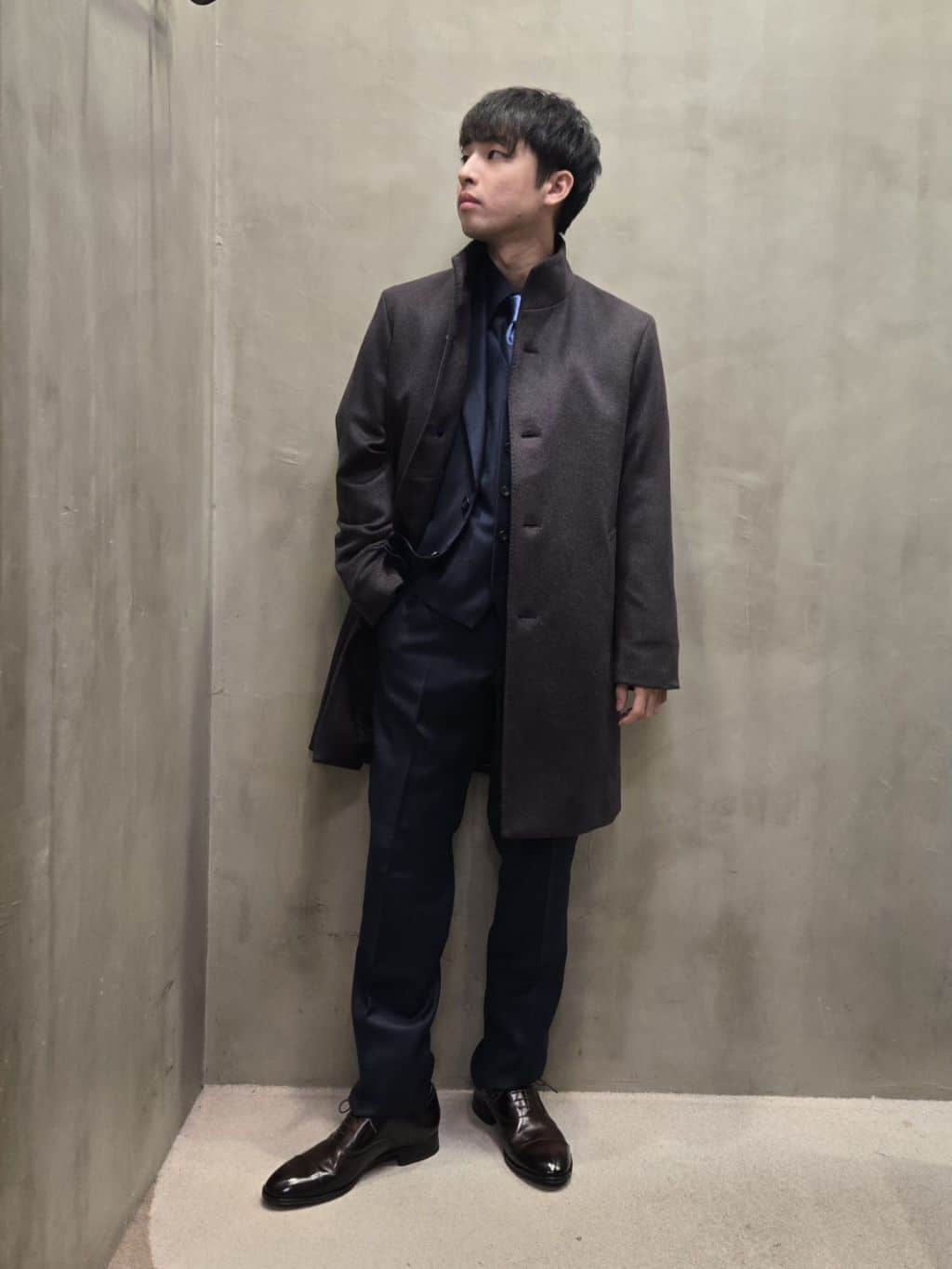 白木駆さんの「TAKEO KIKUCHI｜【Three by Three】シャイニーシャークピンヘッド スーツ/3ピース対応可」を使ったコーディネート