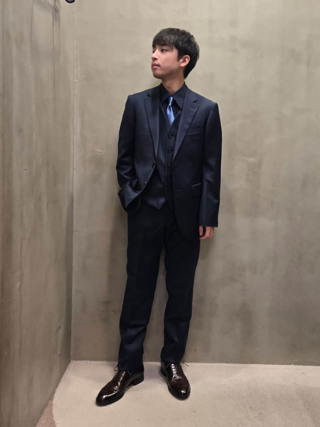 白木駆さんの「TAKEO KIKUCHI｜【Three by Three】シャイニーシャークピンヘッド スーツ/3ピース対応可」を使ったコーディネート