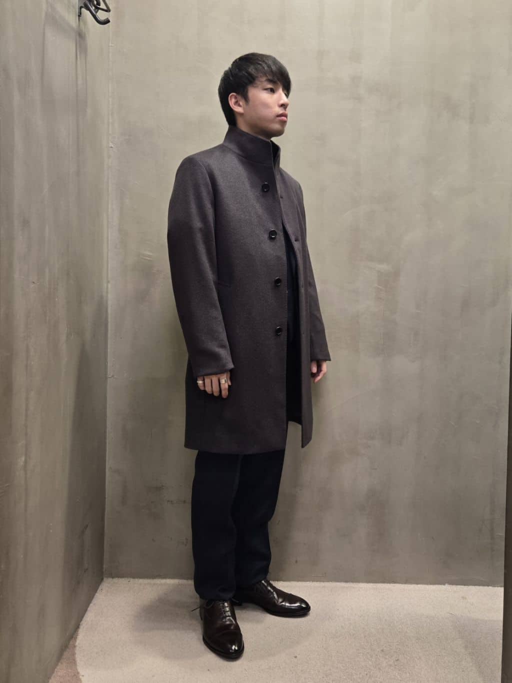 白木駆さんの「TAKEO KIKUCHI｜【Three by Three】シャイニーシャークピンヘッド スーツ/3ピース対応可」を使ったコーディネート
