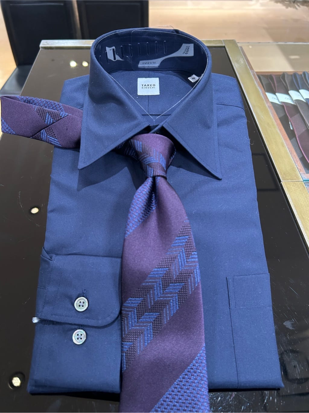 コウノ モトヤさんの「TAKEO KIKUCHI｜◆【Made in JAPAN】矢絣（やがすり）フィラメントシルク ネクタイ」を使ったコーディネート