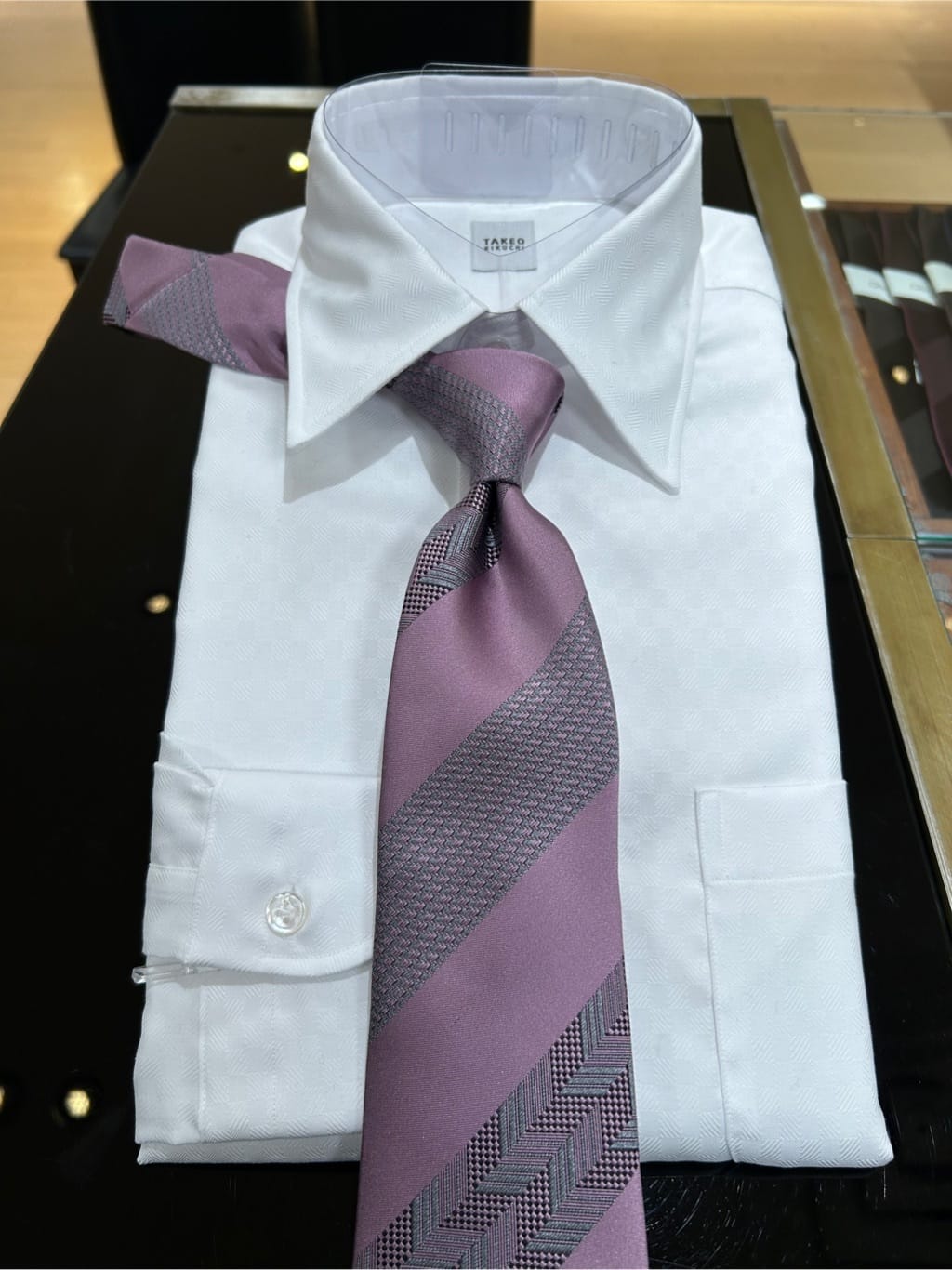 コウノ モトヤさんの「TAKEO KIKUCHI｜◆【Made in JAPAN】矢絣（やがすり）フィラメントシルク ネクタイ」を使ったコーディネート
