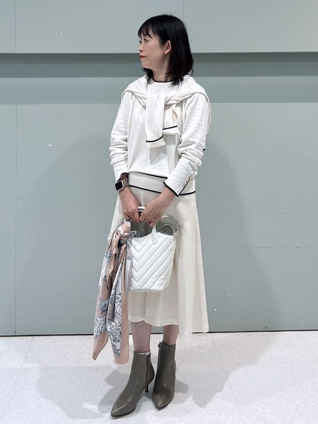 makiさんの「UNTITLED｜【手洗い／88cm正方形】エンブレムプリントスカーフ」を使ったコーディネート