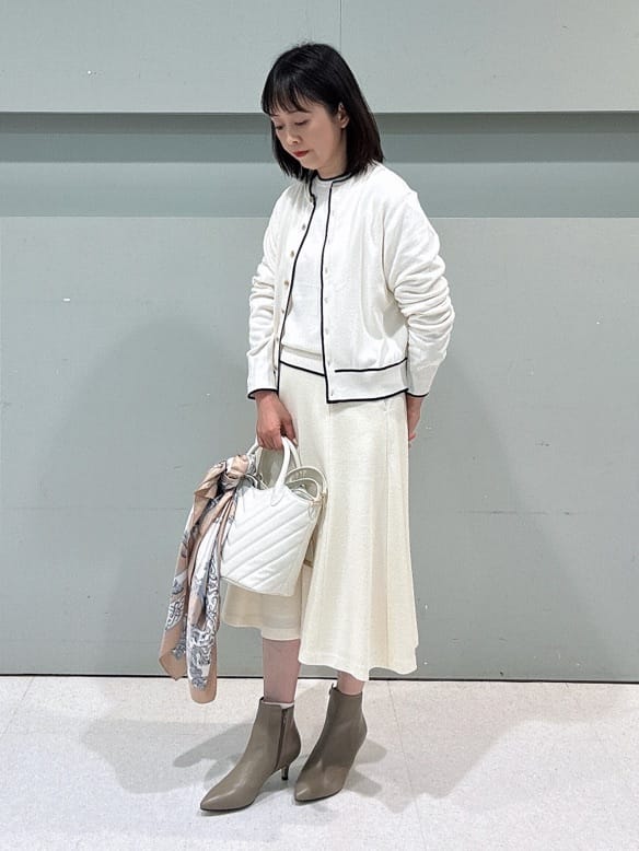 makiさんの「UNTITLED｜【手洗い／88cm正方形】エンブレムプリントスカーフ」を使ったコーディネート