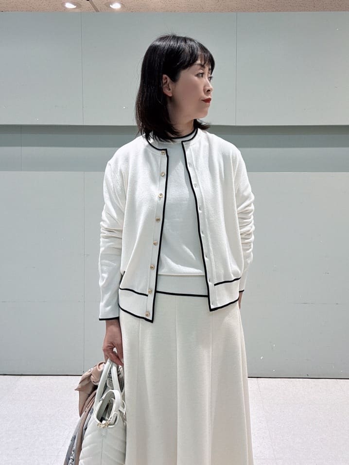 makiさんの「UNTITLED｜【手洗い／88cm正方形】エンブレムプリントスカーフ」を使ったコーディネート