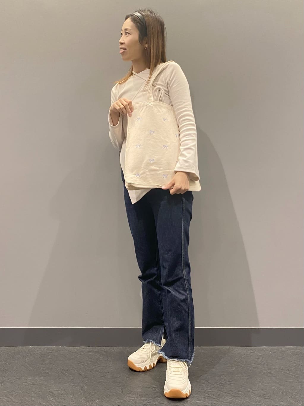 hiraさんの「ESPERANZA｜リボン刺繍キャンバストートバッグ」を使ったコーディネート