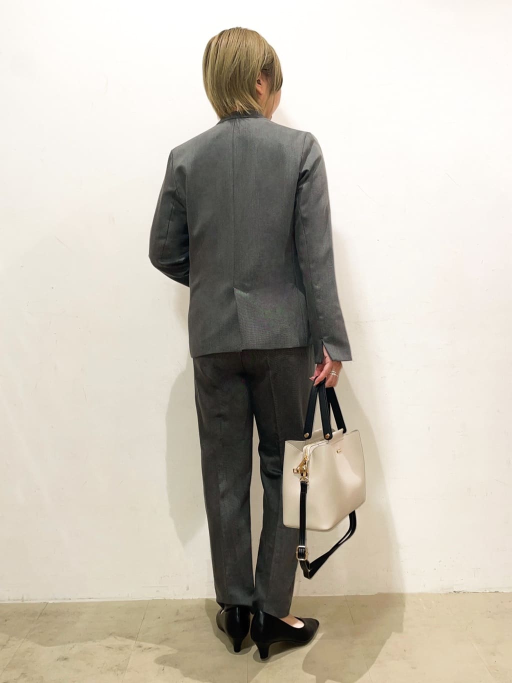 Ricoさんの「SHOO･LA･RUE｜◆【通勤/セレモニー】Vカットデザインで足が美しく見える ベーシック5cmパンプス」を使ったコーディネート