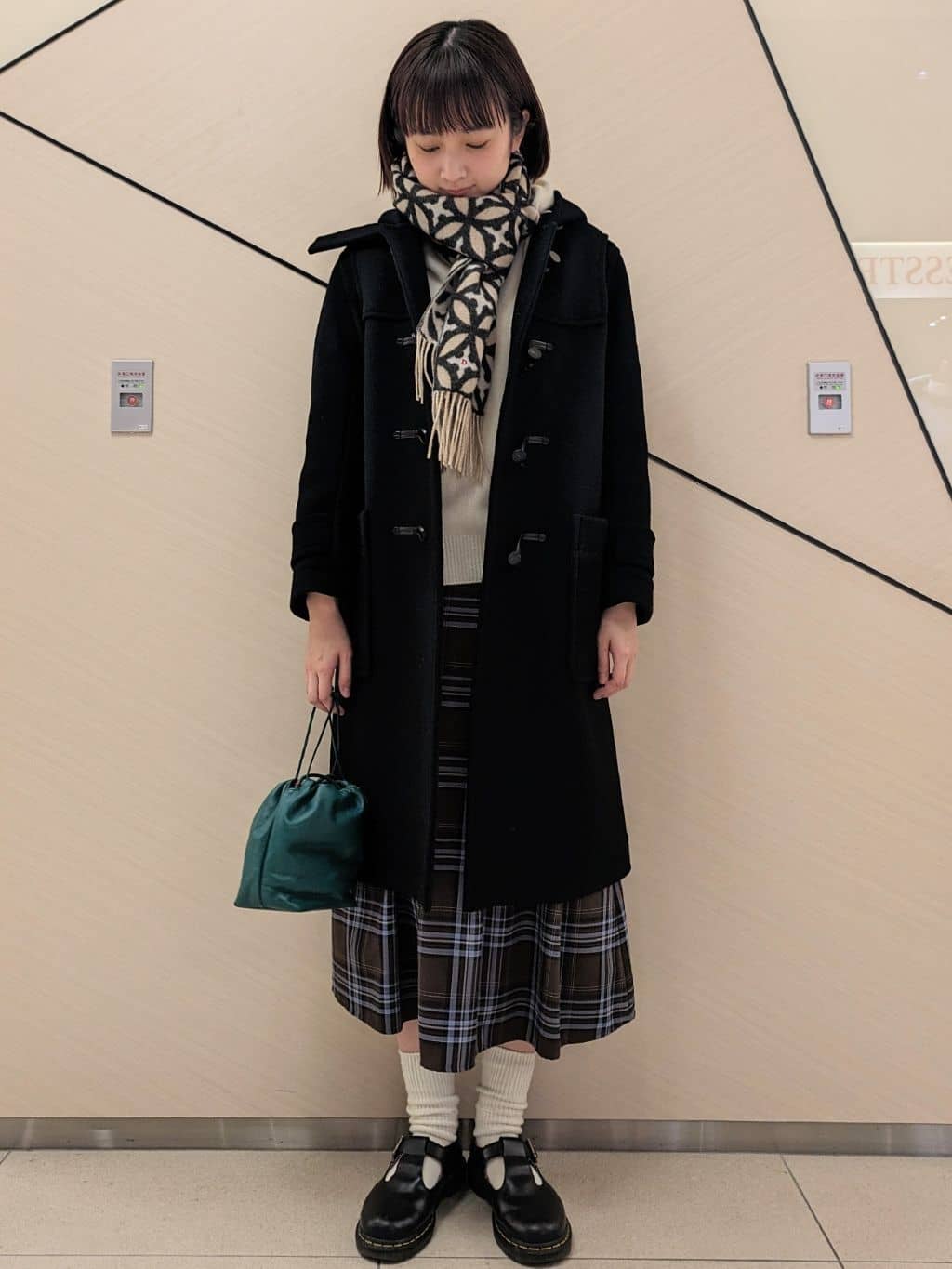 saoriさんの「DRESSTERIOR｜オーバーラップサークル カシミヤ100%マフラー」を使ったコーディネート