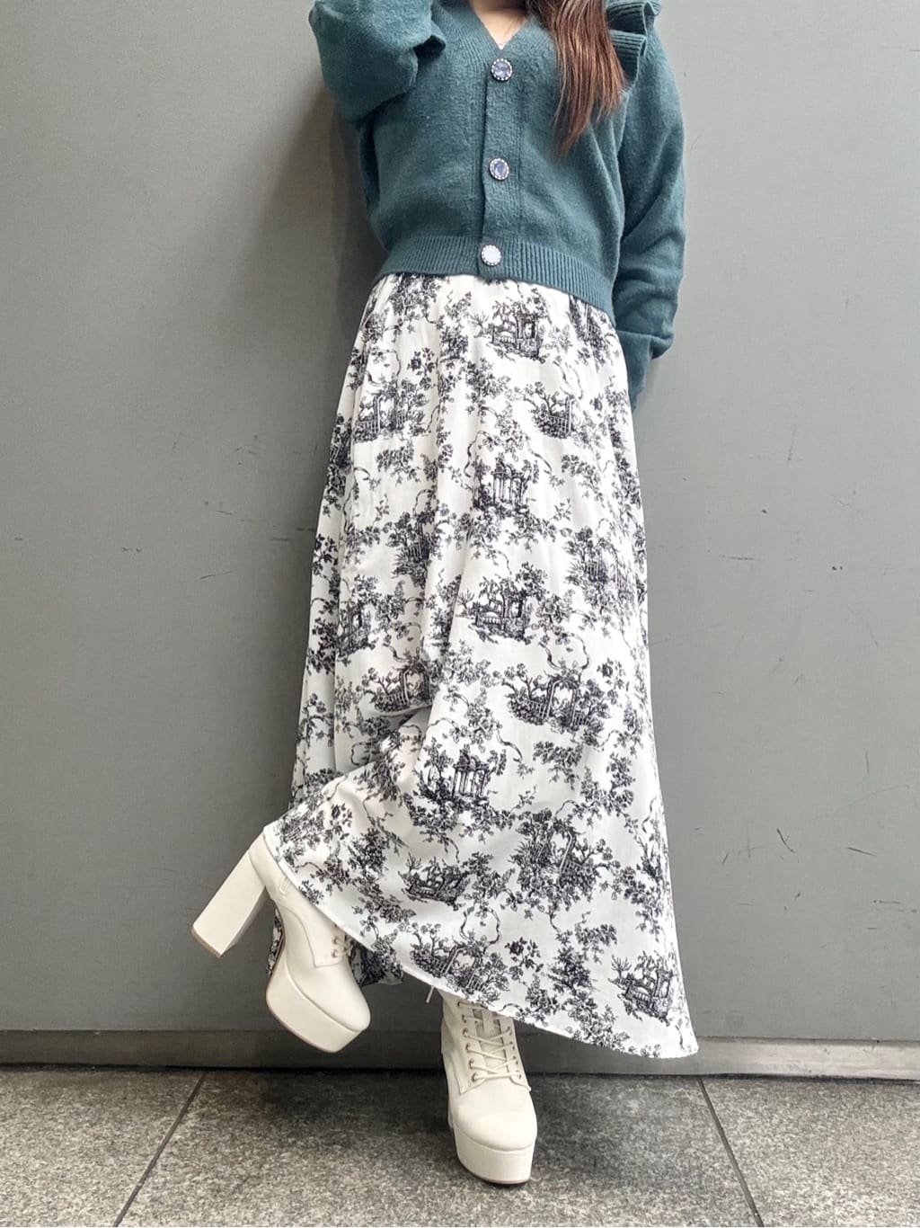 まっきーさんの「ESPERANZA｜【ラク盛り／ショートブーツ】リピーター続出／脚長美脚　厚底レースアップブーツ」を使ったコーディネート