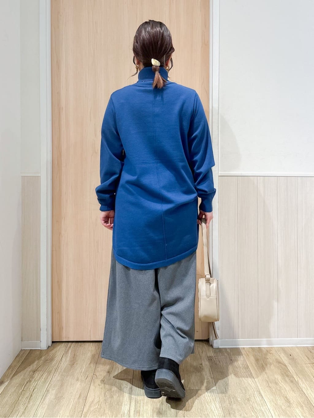 mimoさんの「SHOO･LA･RUE｜◆【洗える/S-LL/体型カバー】もちもちっとしたタッチが心地よい タートルチュニックニット」を使ったコーディネート
