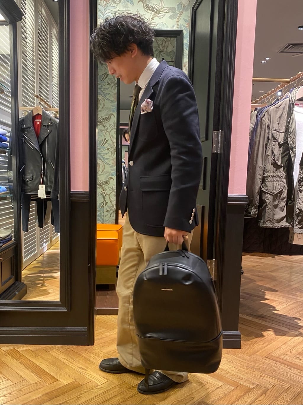 須田　慎二郎さんの「DRESSTERIOR｜リサイクルレザーバックパック」を使ったコーディネート