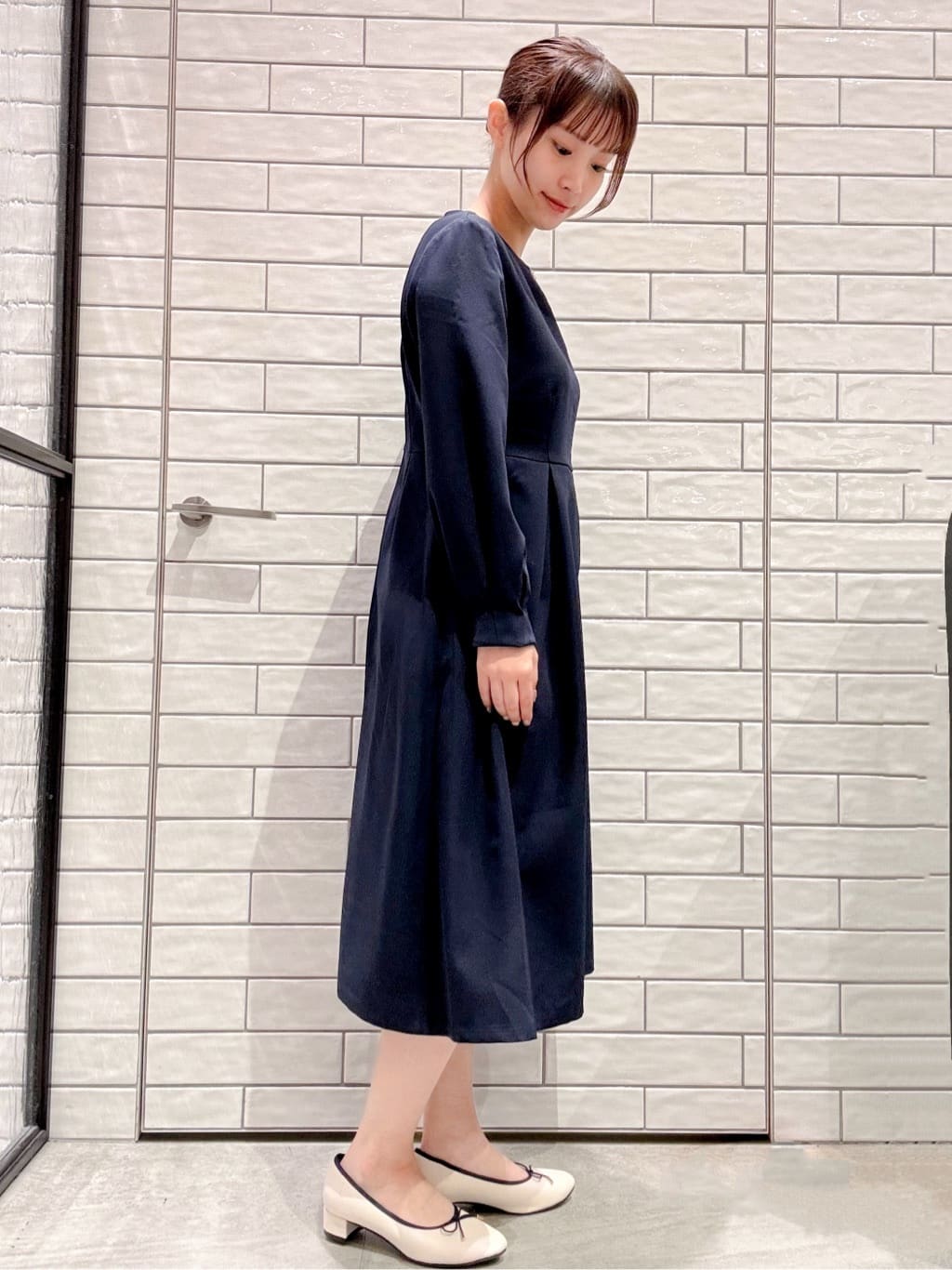 ranさんの「OPAQUE.CLIP｜◆＜通勤・セレモニー対応＞キーネックパール調フレアワンピース【洗濯機洗い可／イージーアイロン】」を使ったコーディネート