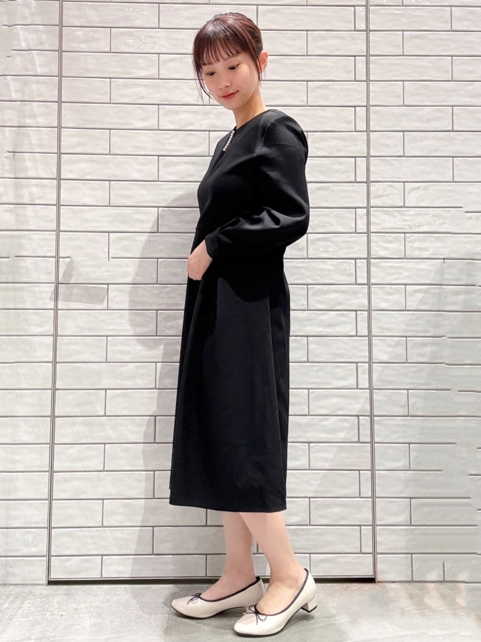 ranさんの「OPAQUE.CLIP｜◆＜通勤・セレモニー対応＞キーネックパール調フレアワンピース【洗濯機洗い可／イージーアイロン】」を使ったコーディネート