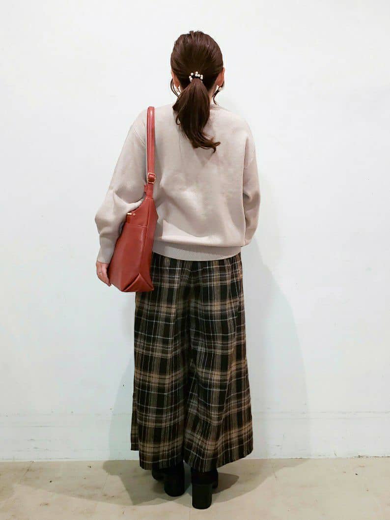TSUCHIYAさんの「SHOO･LA･RUE｜◆【洗える/ちくちくしにくい/静電気軽減】スウェットライク ロゴニット」を使ったコーディネート