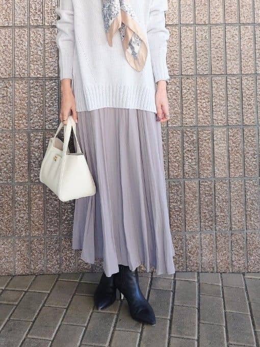MUTSUKOさんの「UNTITLED｜【手洗い／88cm正方形】エンブレムプリントスカーフ」を使ったコーディネート