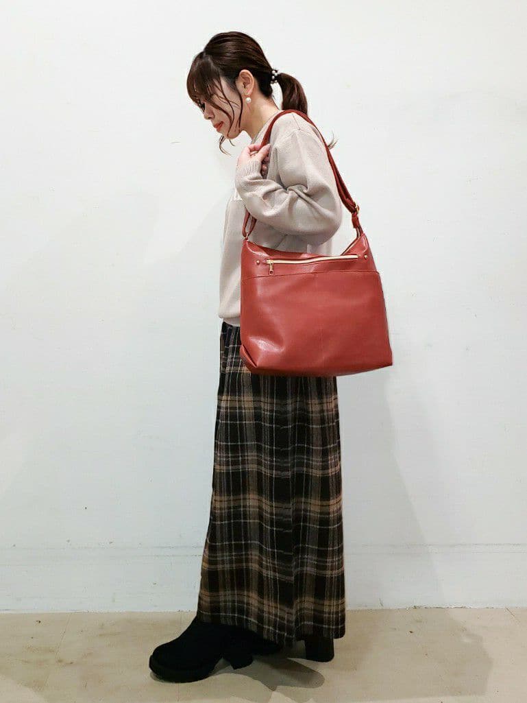 TSUCHIYAさんの「SHOO･LA･RUE｜◆【洗える/ちくちくしにくい/静電気軽減】スウェットライク ロゴニット」を使ったコーディネート