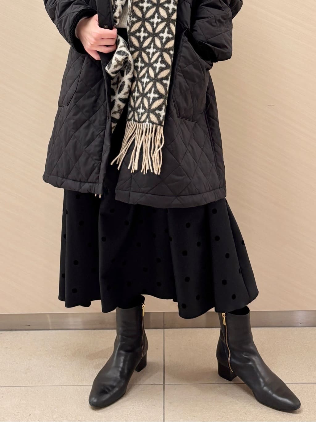 清水夏姫さんの「DRESSTERIOR｜オーバーラップサークル カシミヤ100%マフラー」を使ったコーディネート