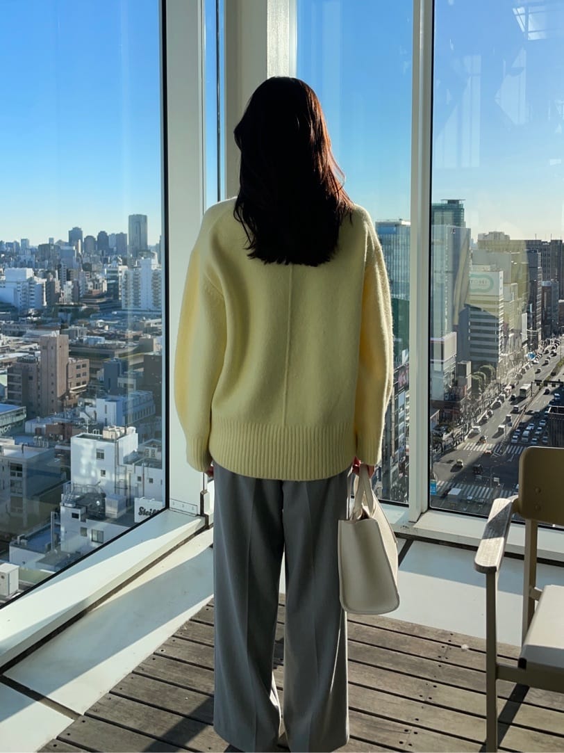えりさんの「OPAQUE.CLIP｜◆《7color》ふわふわVネックニット【洗濯機洗い可】」を使ったコーディネート