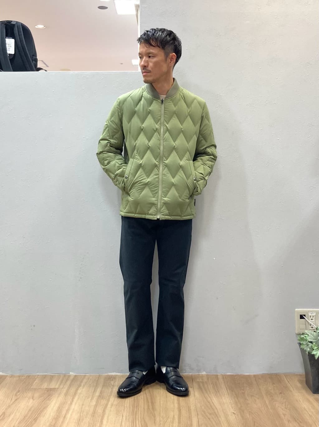 シュンさんの「TAKEO KIKUCHI｜【Made in JAPAN】播州織 ストレッチ パンツ」を使ったコーディネート