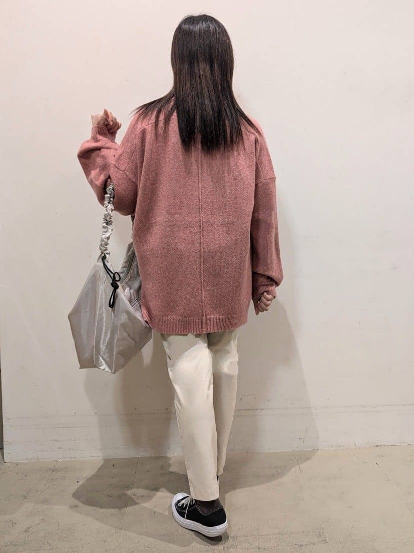 たぼく。さんの「SHOO･LA･RUE｜◆ふんわりやわらか変形Vネックニット」を使ったコーディネート