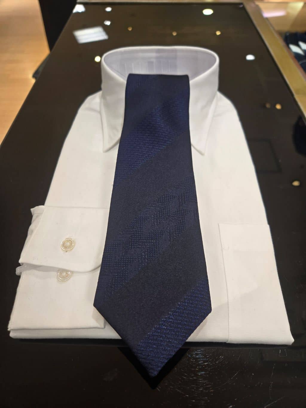 白木駆さんの「TAKEO KIKUCHI｜◆【Made in JAPAN】矢絣（やがすり）フィラメントシルク ネクタイ」を使ったコーディネート