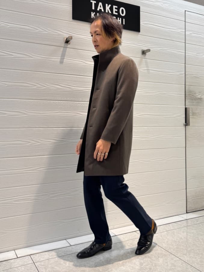 井出恭輔さんの「TAKEO KIKUCHI｜【ウールカシミヤブレンド】ビーバー調 スタンドカラー コート」を使ったコーディネート