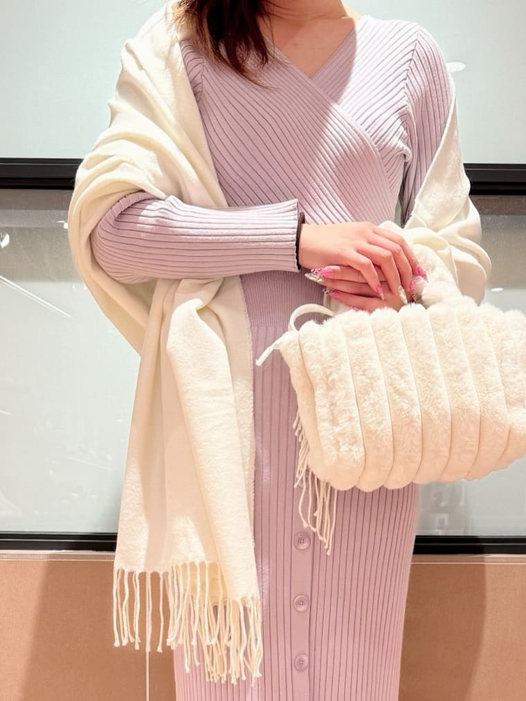 すみれさんの「ESPERANZA｜洗えるシンプルカラーストール 累計販売約5000枚【防寒／マフラー／無地／ギフト】」を使ったコーディネート