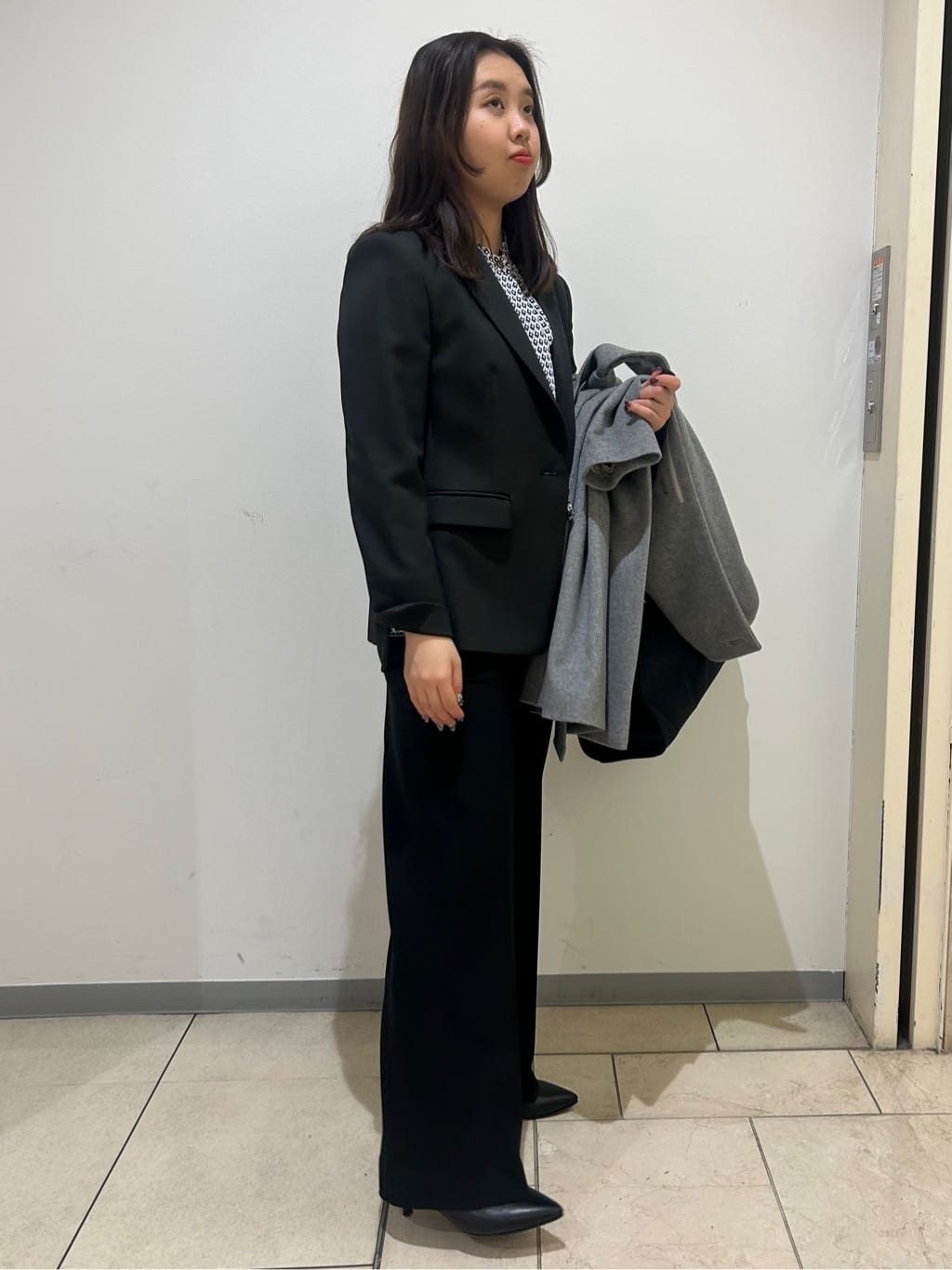 kanoさんの「UNTITLED｜◆【通勤】スクエア柄 ラッフルブラウス」を使ったコーディネート