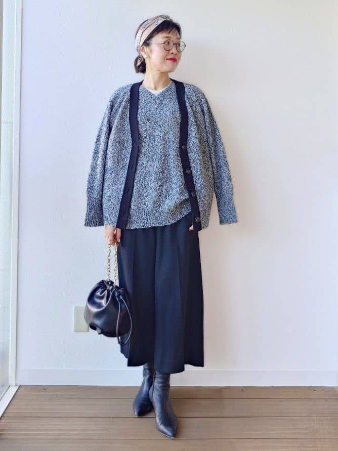 MUTSUKOさんの「UNTITLED｜【手洗い／88cm正方形】エンブレムプリントスカーフ」を使ったコーディネート