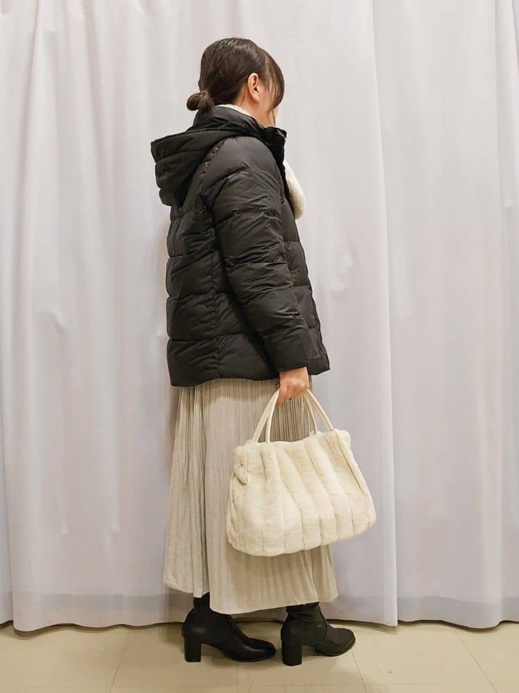 かなさんの「SHOO･LA･RUE｜◆【セレモニーにも】ひらりと揺れる上品シルエット サテンプリーツスカート」を使ったコーディネート
