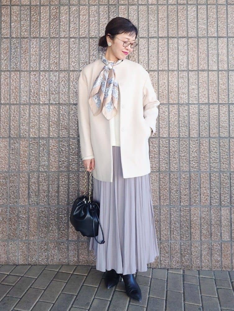 MUTSUKOさんの「UNTITLED｜【手洗い／88cm正方形】エンブレムプリントスカーフ」を使ったコーディネート
