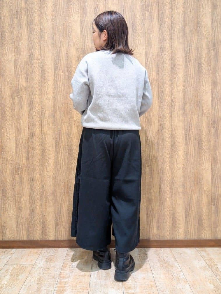 ｍｉｓａｋｉさんの「SHOO･LA･RUE｜◆【洗える/ちくちくしにくい/静電気軽減】スウェットライク ロゴニット」を使ったコーディネート