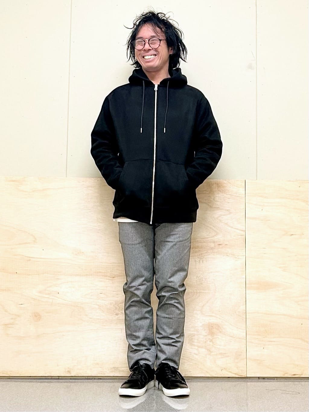 KENJI Iさんの「THE SHOP TK｜【オールシーズン穿ける！】7DAYSストレッチへリンボンパンツ　ON&hArr;OFF兼用」を使ったコーディネート