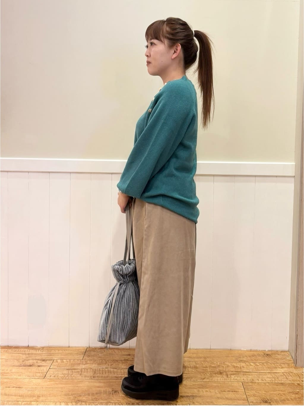 ハチさんの「SHOO･LA･RUE｜◆【S-LL/洗える】きらっとラメが華やか 肩金ボタンニット」を使ったコーディネート