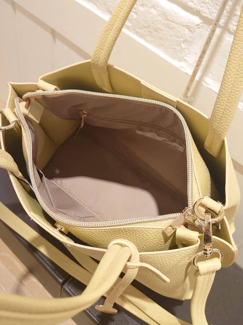 akamiさんの「SHOO･LA･RUE｜◆【軽量/2WAY】デイリーにも通勤にも ふわっと軽いトートバッグ」を使ったコーディネート