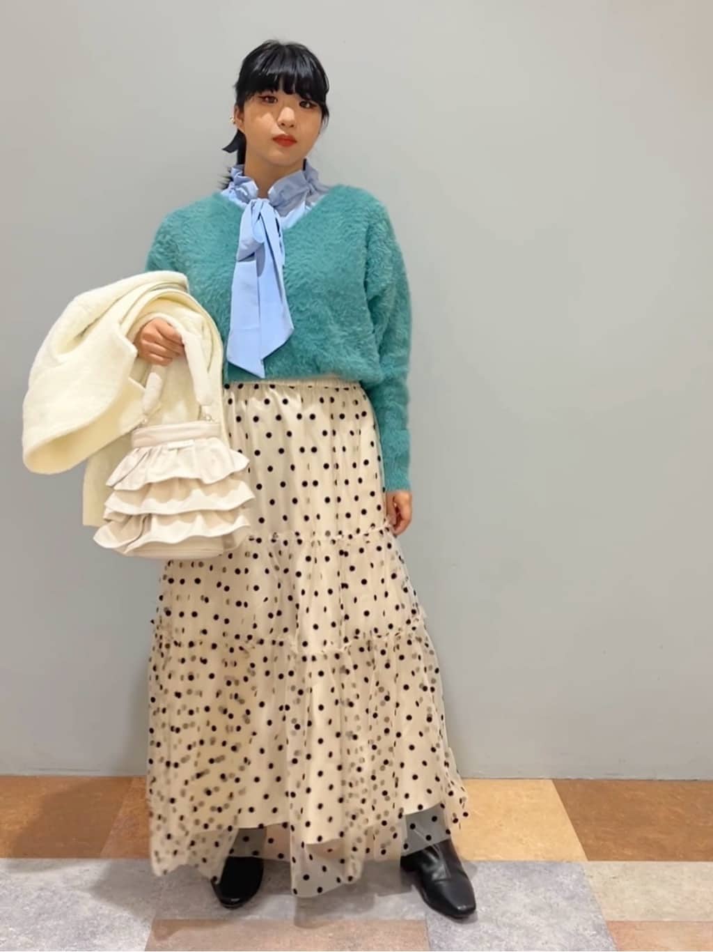 ひらのみさんの「THE SHOP TK｜◆【ONOFF活躍/セレモニー/通勤】ギャザーリボンタイブラウス/洗える」を使ったコーディネート