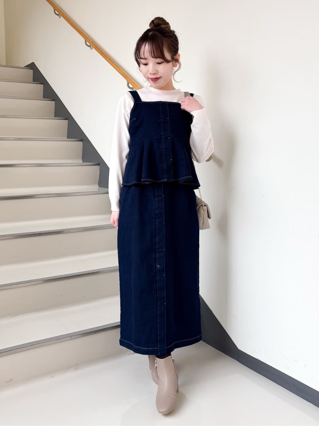 momoさんの「grove｜◆サテンコンビボリュームスリーブニット」を使ったコーディネート