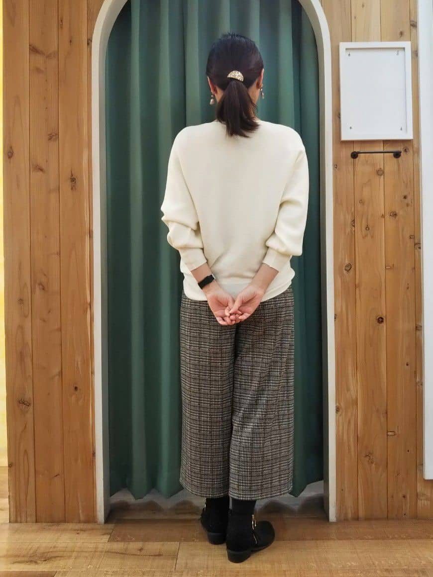 ショーコラさんの「SHOO･LA･RUE｜◆【洗える】大人の上品コーデに お袖ビジュー釦付きリブドルマンニット」を使ったコーディネート
