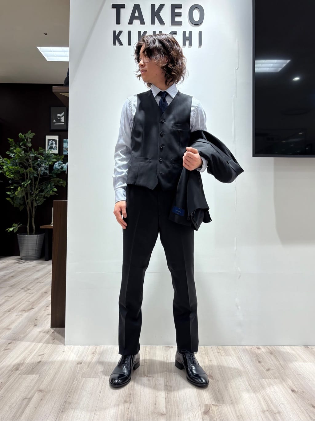 Kaiさんの「TAKEO KIKUCHI｜【冠婚葬祭】無地 サージスーツ/3ピース対応可」を使ったコーディネート