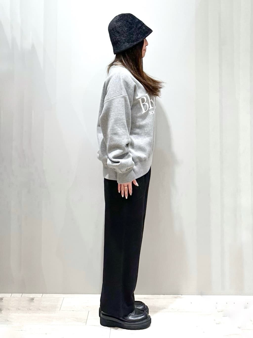 Iguさんの「THE SHOP TK｜◆スウェットライクロゴニット」を使ったコーディネート