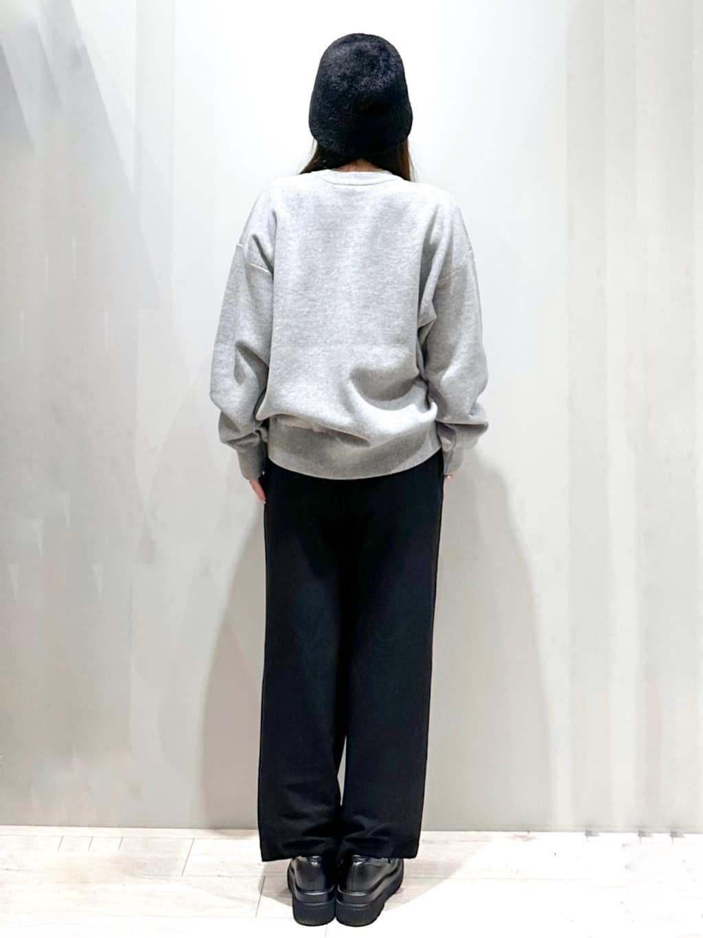 Iguさんの「THE SHOP TK｜◆スウェットライクロゴニット」を使ったコーディネート