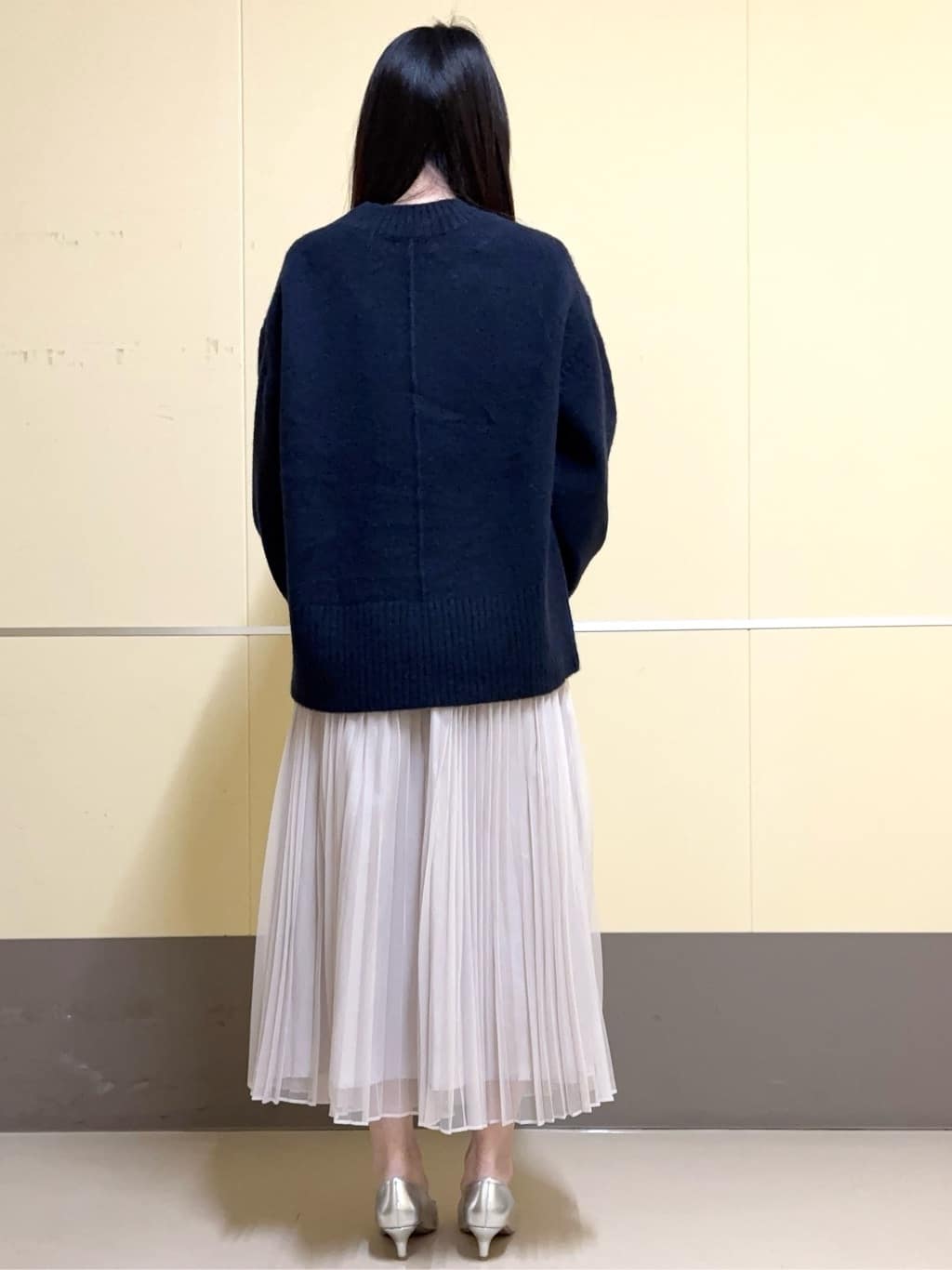 あきさんの「OPAQUE.CLIP｜◆《7color》ふわふわVネックニット【洗濯機洗い可】」を使ったコーディネート