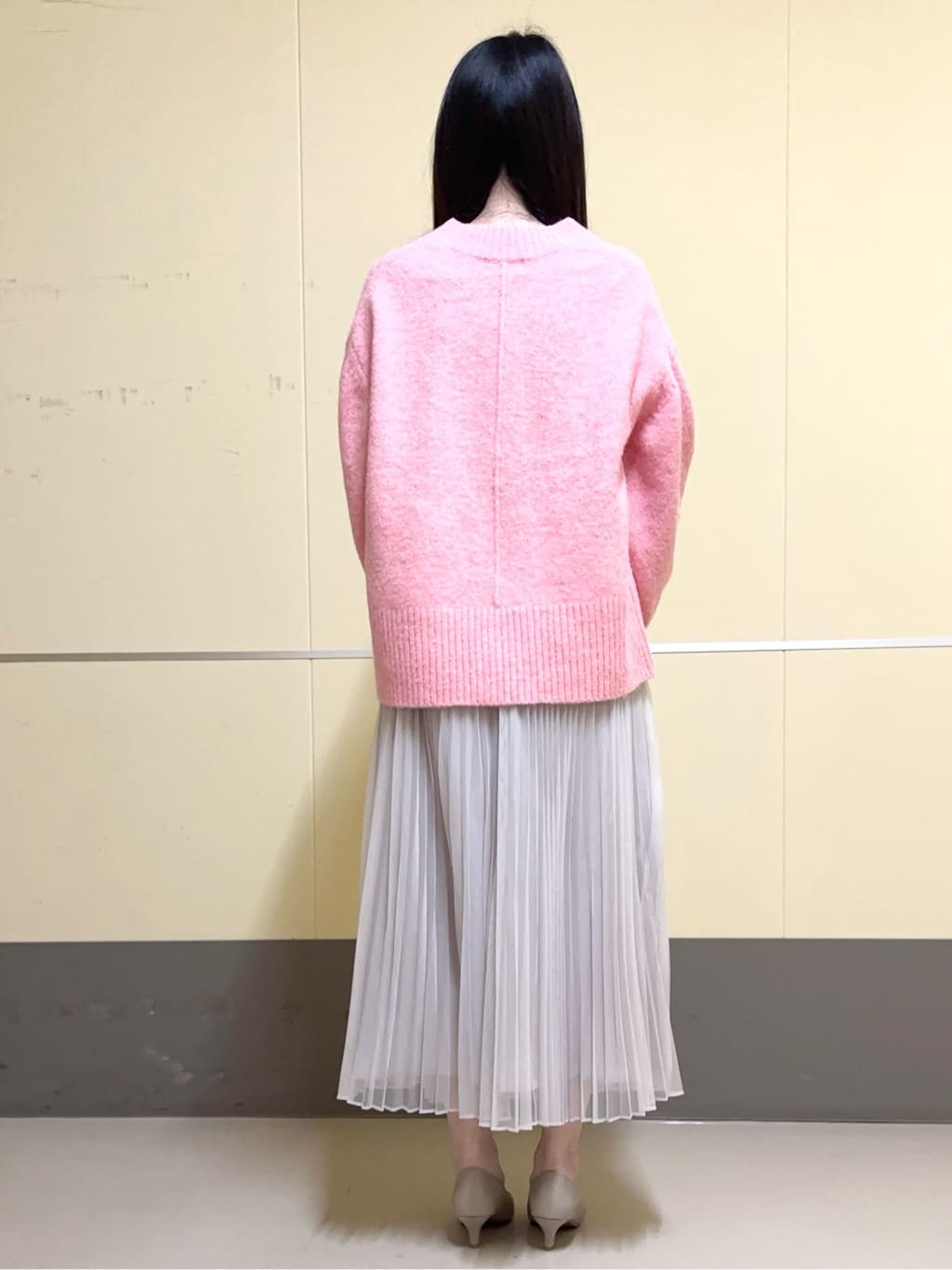 あきさんの「OPAQUE.CLIP｜◆《7color》ふわふわVネックニット【洗濯機洗い可】」を使ったコーディネート