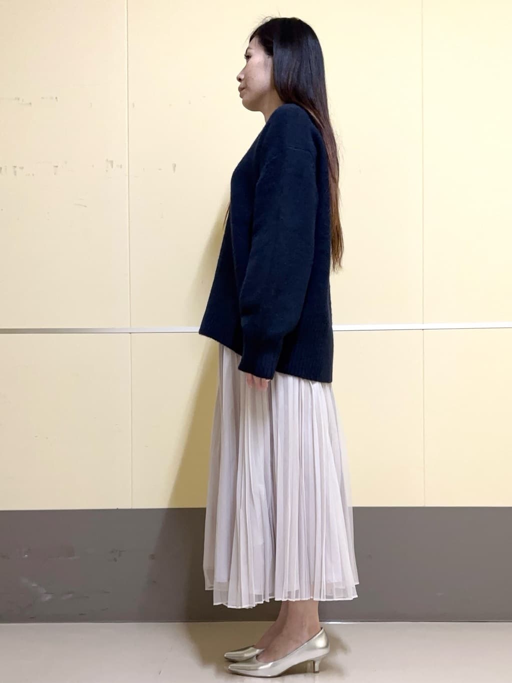 あきさんの「OPAQUE.CLIP｜◆《7color》ふわふわVネックニット【洗濯機洗い可】」を使ったコーディネート