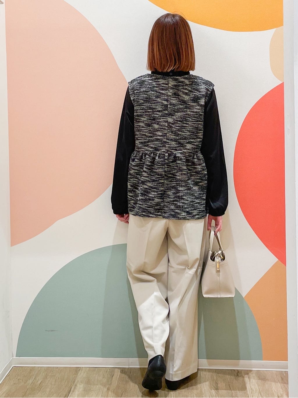とまとさんの「SHOO･LA･RUE｜◆【S-3L/洗える/セレモニー】さらり軽やか フリルスタンドカラーブラウス」を使ったコーディネート