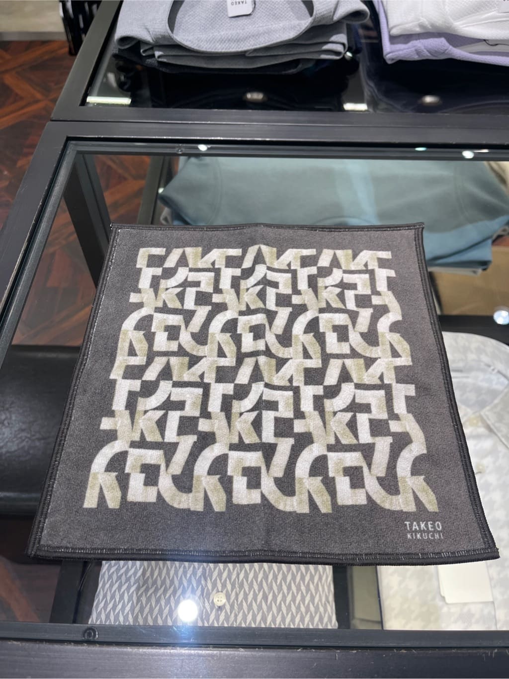 松村泰輔さんの「TAKEO KIKUCHI｜◆パズル柄フォンカチ」を使ったコーディネート